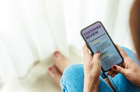 Good reviews - person leaving a good review on a mobile device